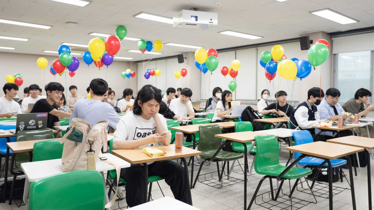 자리를 가득 채운 참가자들과 교실 전체에 걸린 풍선.